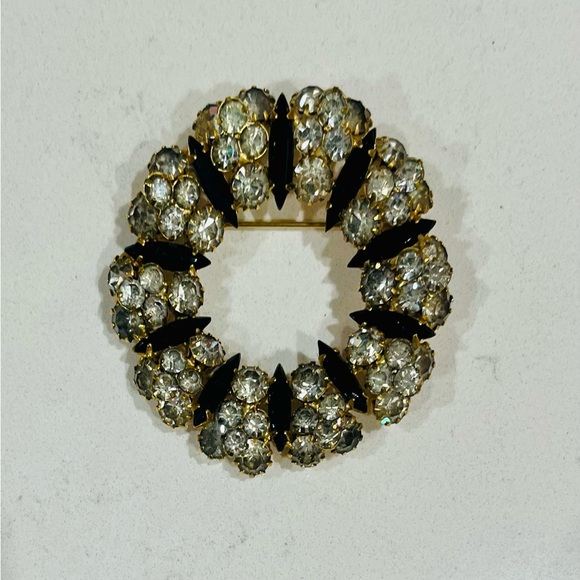 Gorgeous Hollywood VINTAGE 60s WREATH BROOCH BLACK & CLEAR GLASS CRYSTALS,EUC - Picture 6 of 9